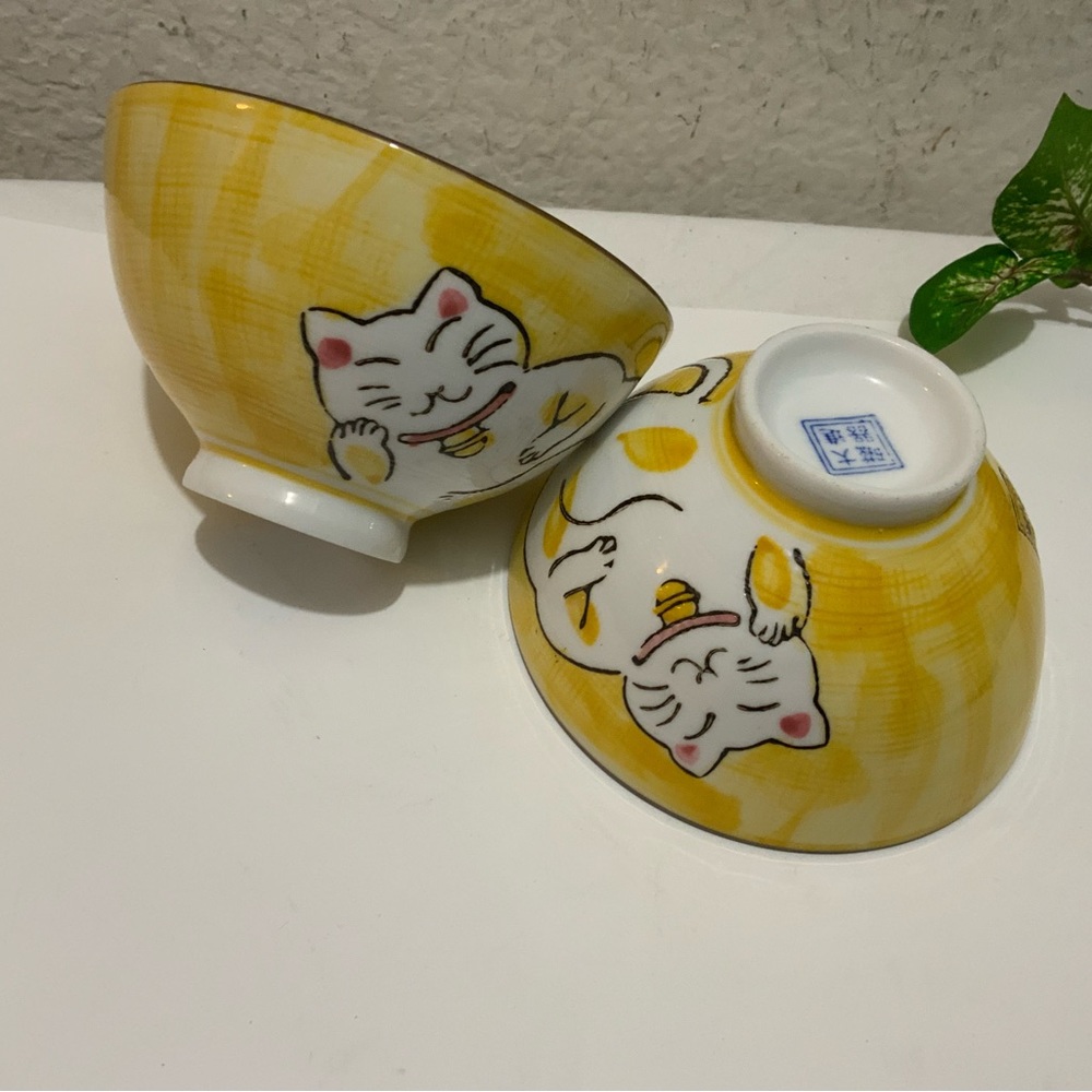 2 Yellow/White Porcelain BECKONING CAT Maneki Neko Japanese Rice Bowls/Pair